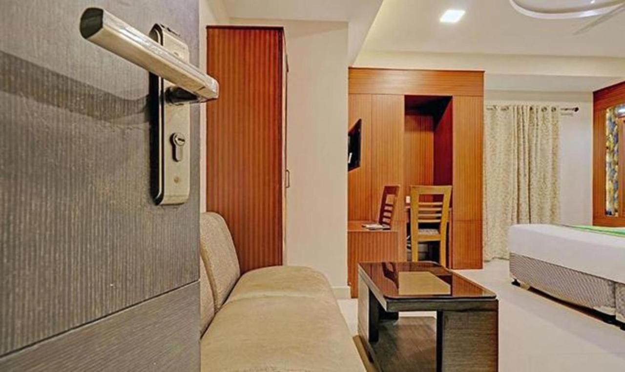 Pine Tree Boutique Hotel Ченнаї Екстер'єр фото