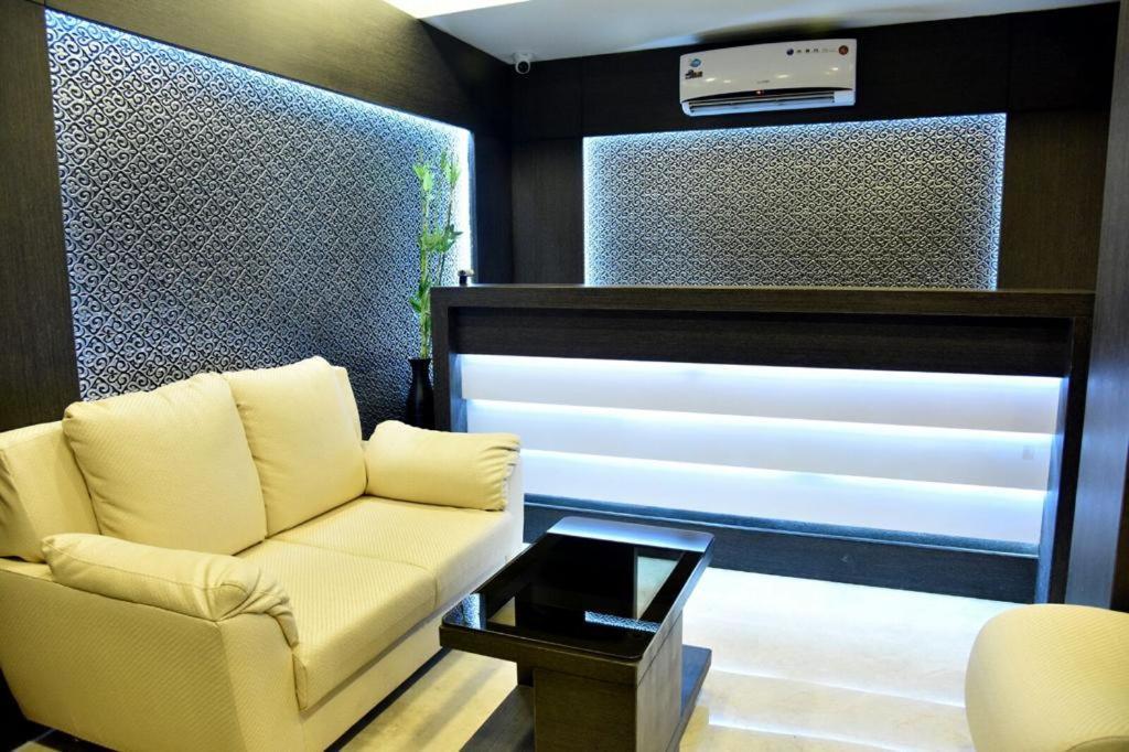 Pine Tree Boutique Hotel Ченнаї Екстер'єр фото