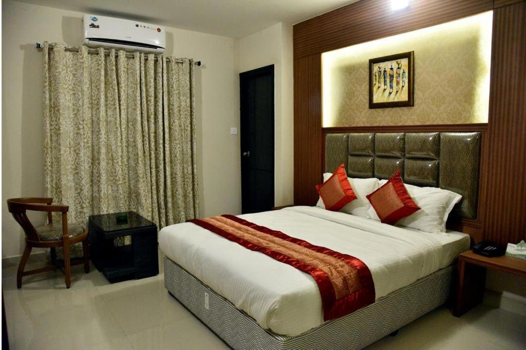 Pine Tree Boutique Hotel Ченнаї Екстер'єр фото