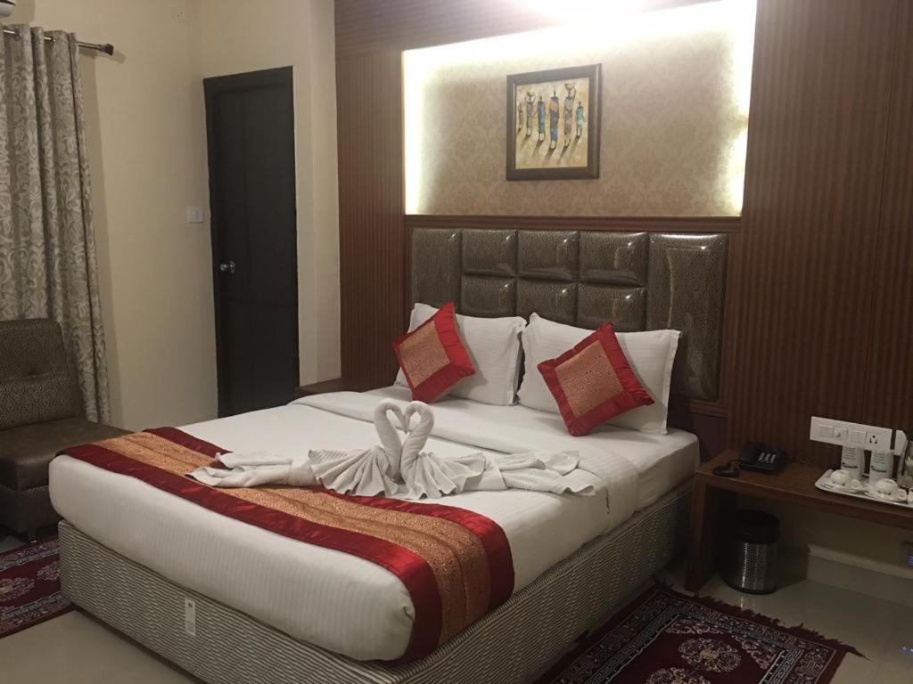Pine Tree Boutique Hotel Ченнаї Екстер'єр фото