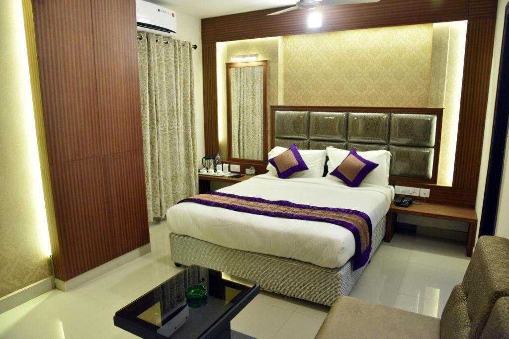 Pine Tree Boutique Hotel Ченнаї Екстер'єр фото