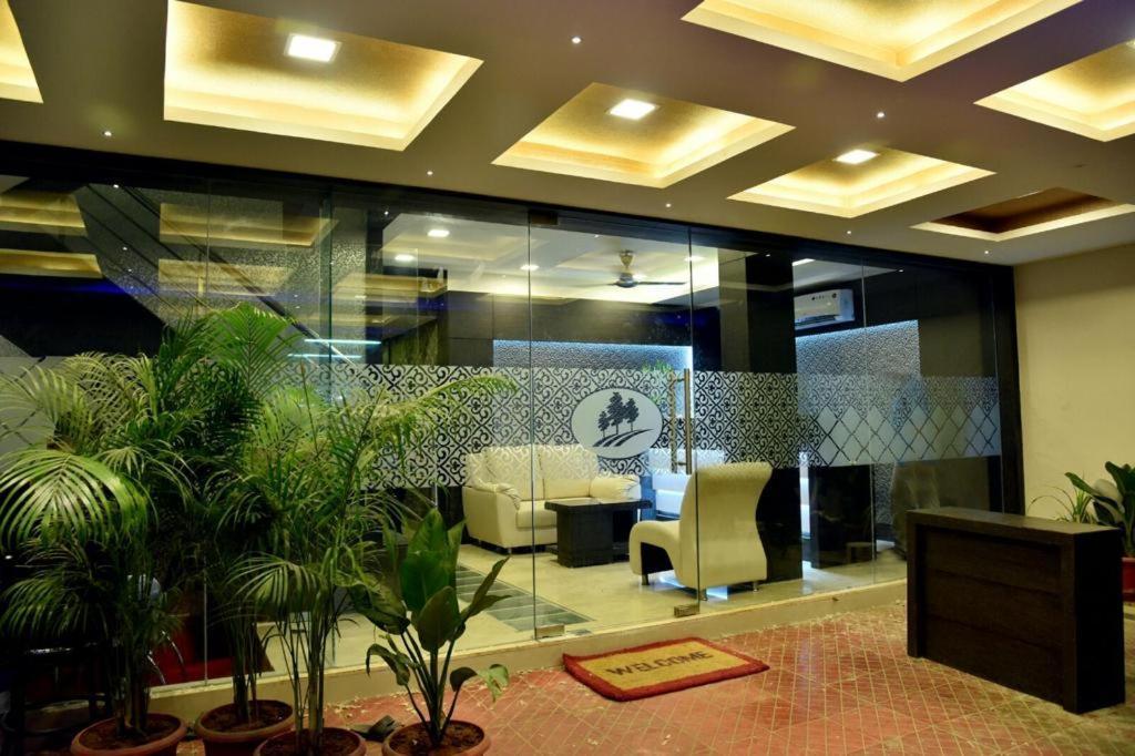 Pine Tree Boutique Hotel Ченнаї Екстер'єр фото