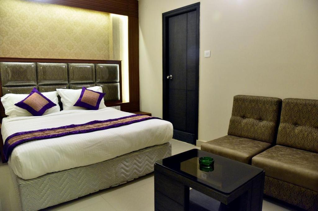 Pine Tree Boutique Hotel Ченнаї Екстер'єр фото