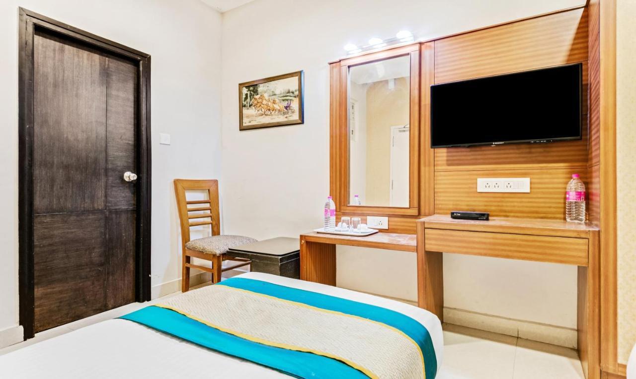 Pine Tree Boutique Hotel Ченнаї Екстер'єр фото