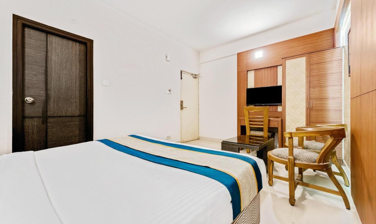 Pine Tree Boutique Hotel Ченнаї Екстер'єр фото